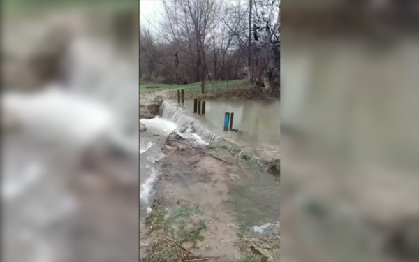 В Карасайском районе жители опасаются за свои дома: речка Казачка вот-вот выйдет из берегов