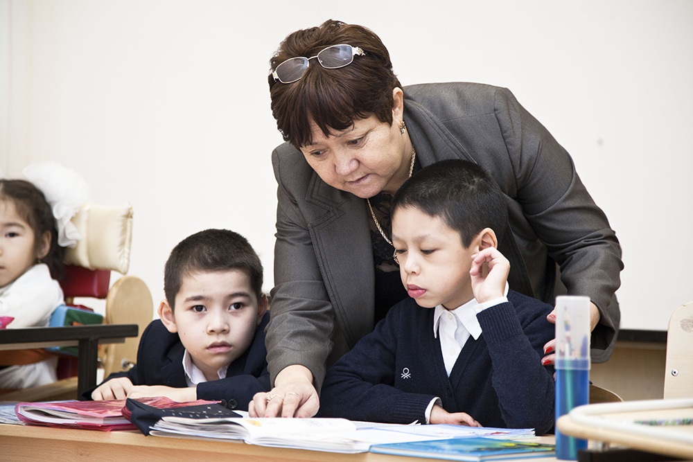 Учителям в Казахстане повысят зарплату