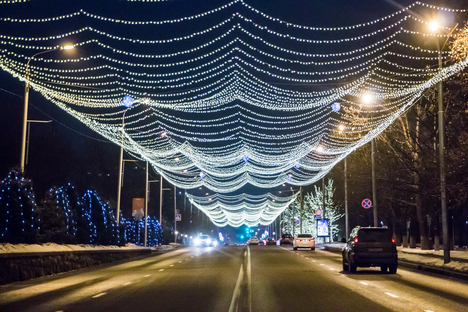 Маршрутка зацепилась за новогоднее украшение в Талгаре