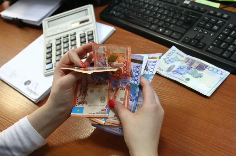Среднемесячная зарплата в Алматинской области превысила 172 тысячи тенге