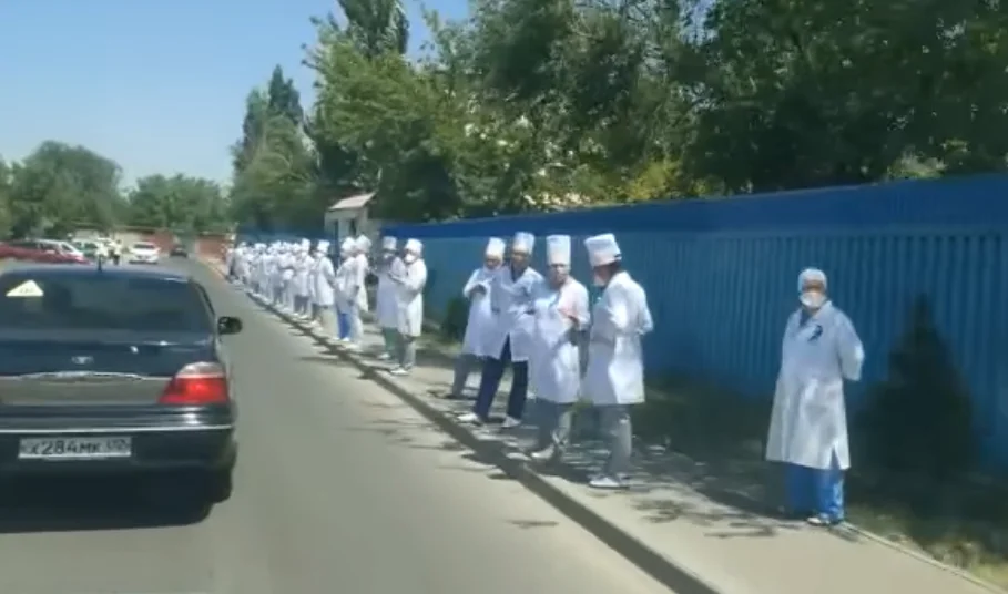 Медиков оторвали от работы ради флешмоба: акимат ответил на возмущение казахстанцев