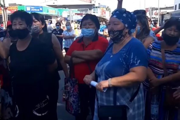Сотрудники рынков Талдыкоргана массово протестуют