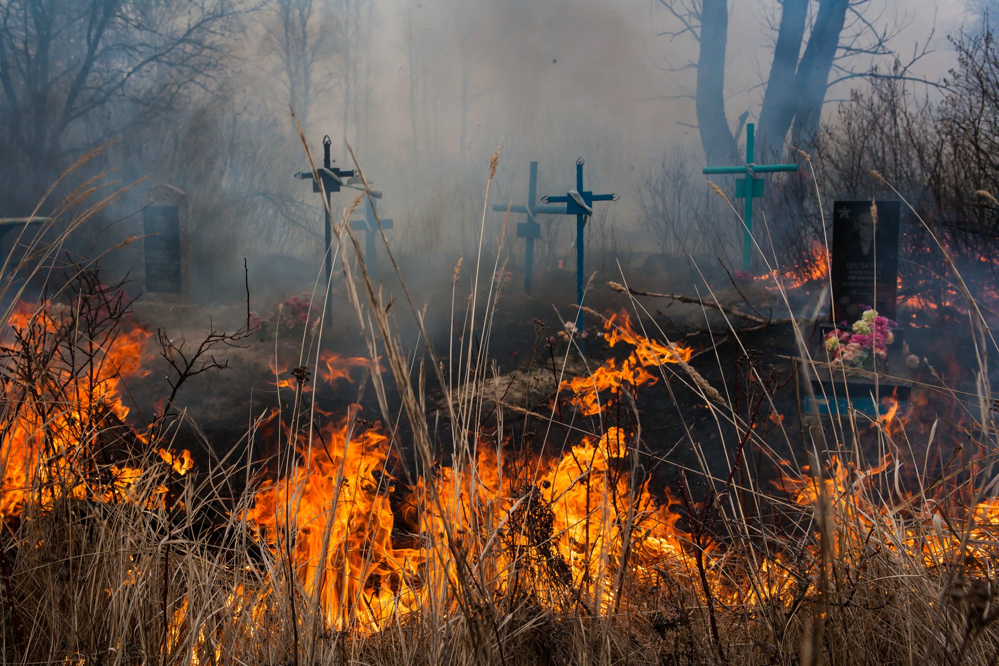 В Панфиловском районе горело православное кладбище