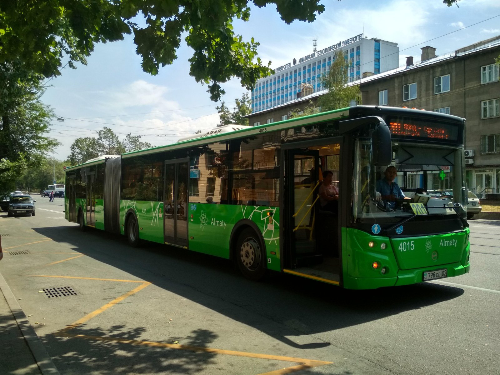 Два новых автобусных маршрута связали Алматы с пригородом
