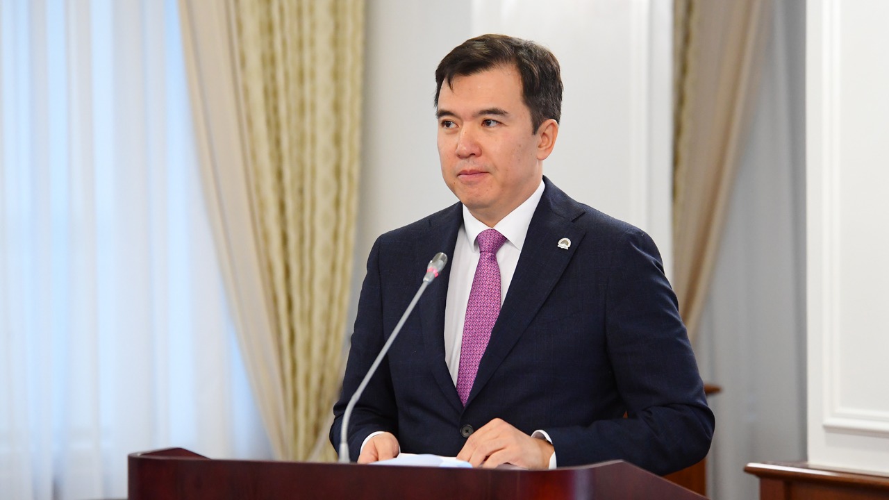 На сколько поднимут зарплату оставшимся чиновникам в Казахстане