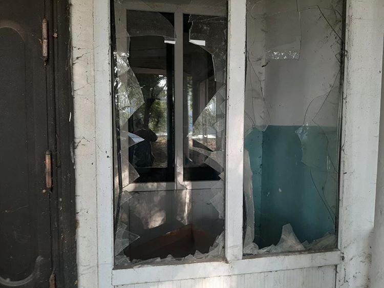 Бывшее здание детской поликлиники в Талгаре стало местом сборищ алкоголиков и наркоманов