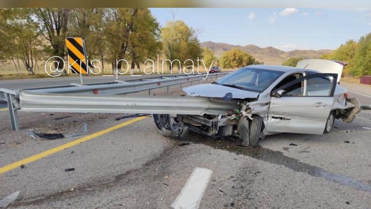 Автомобиль пробило насквозь отбойником на трассе Алматы-Талдыкорган
