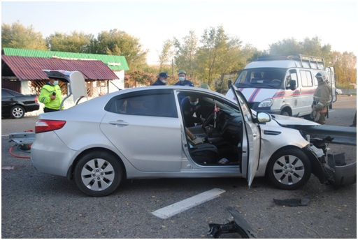 Автомобиль пробило отбойником в Алматинской области: погибла женщина