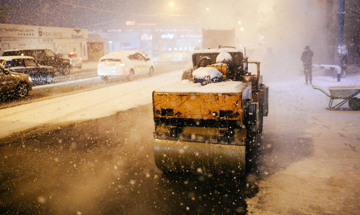 Во время снегопада в Кербулакском районе укладывали асфальт