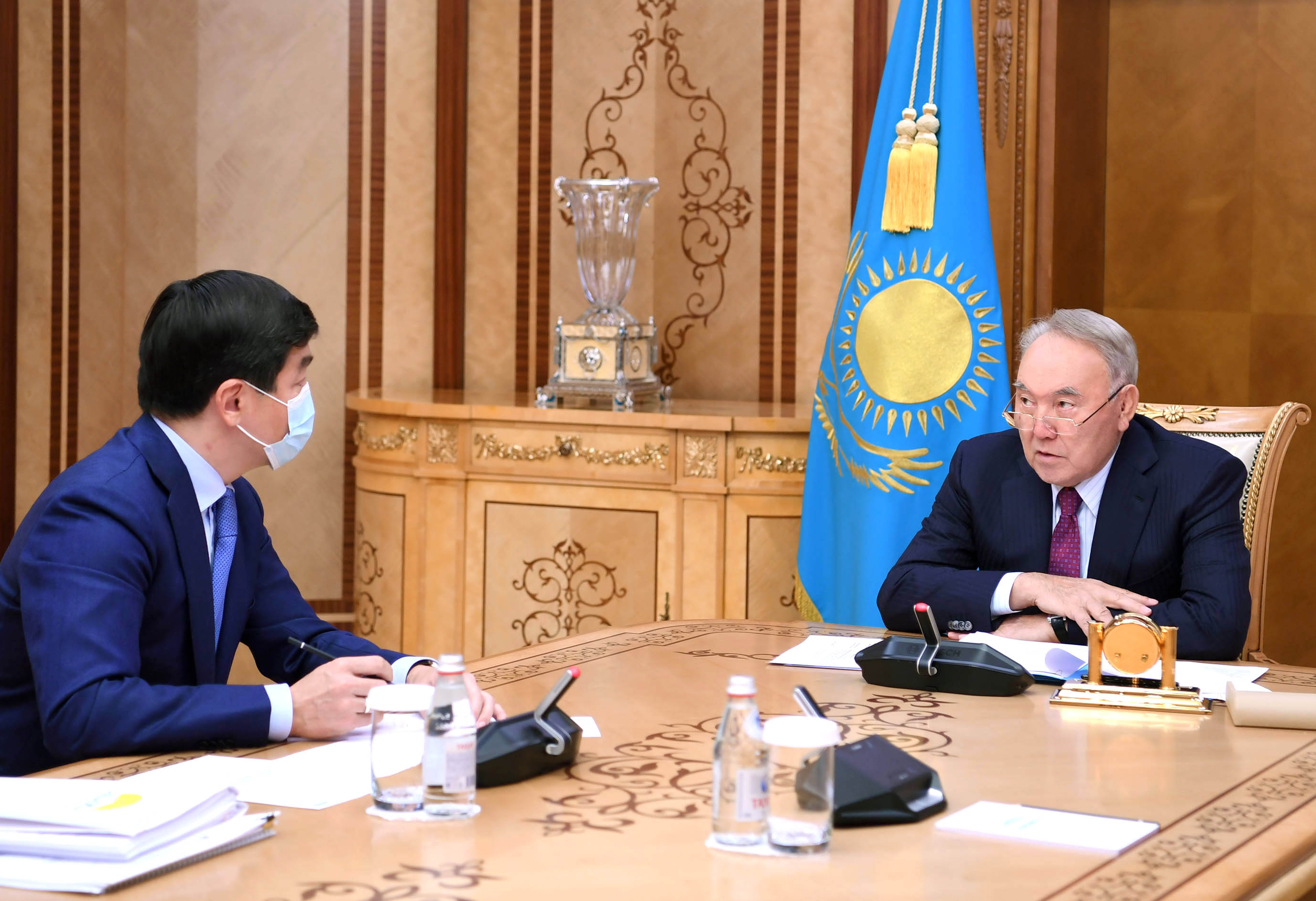 Назарбаев поручил выплатить по 50 тысяч тенге социально уязвимым слоям населения