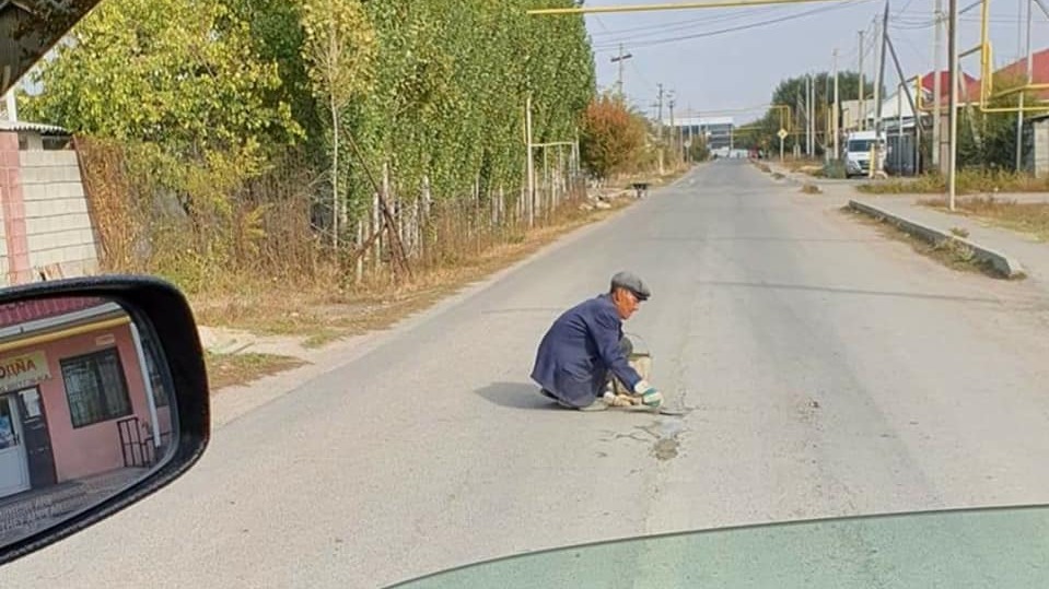 73-летний пенсионер, не имеющий машины, за свой счет ремонтирует дороги в селе Иле