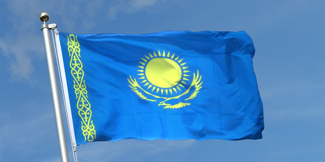 Токаев предложил пересмотреть правила использования флага Казахстана