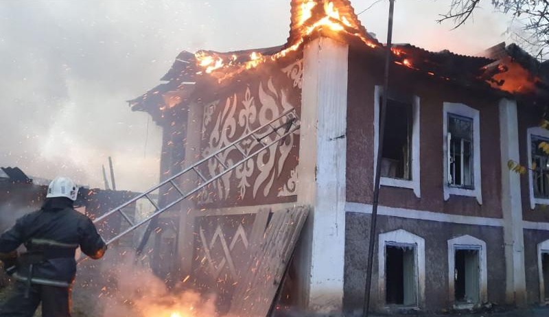 Мужчина сгорел в собственном доме в Есике