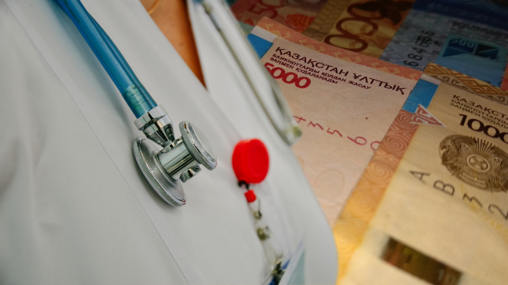 Приведенный пример был неудачным: главный санврач Казахстана поменял мнение о выплатах медикам