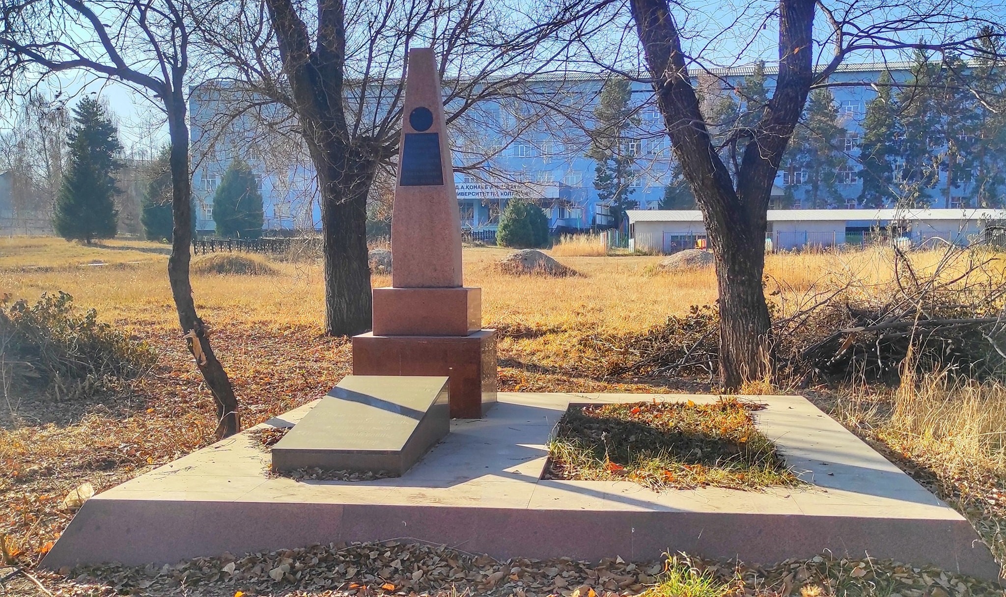Ничего святого: участок с могилой поэта-фронтовика продали в Талгаре