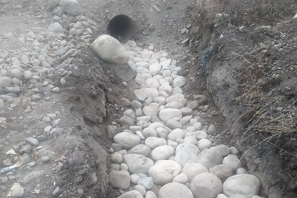 В поселке Кызыл Кайрат Талгарского района в арыках вместо лотков укладывают камни