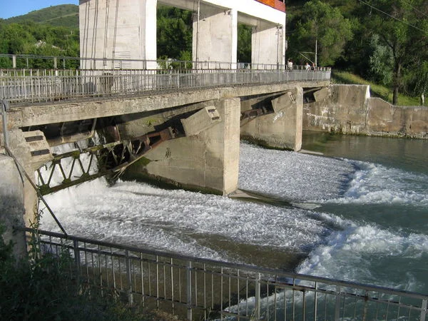 Капитальный ремонт главной плотины идет вдоль реки Каратал