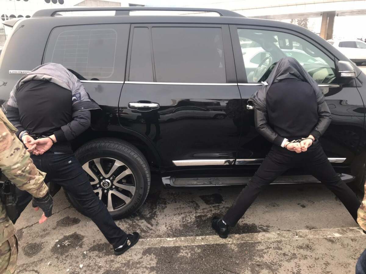 Дерзкое разбойное нападение совершено на автодороге Алматы-Бишкек: похищена крупная сумма денег