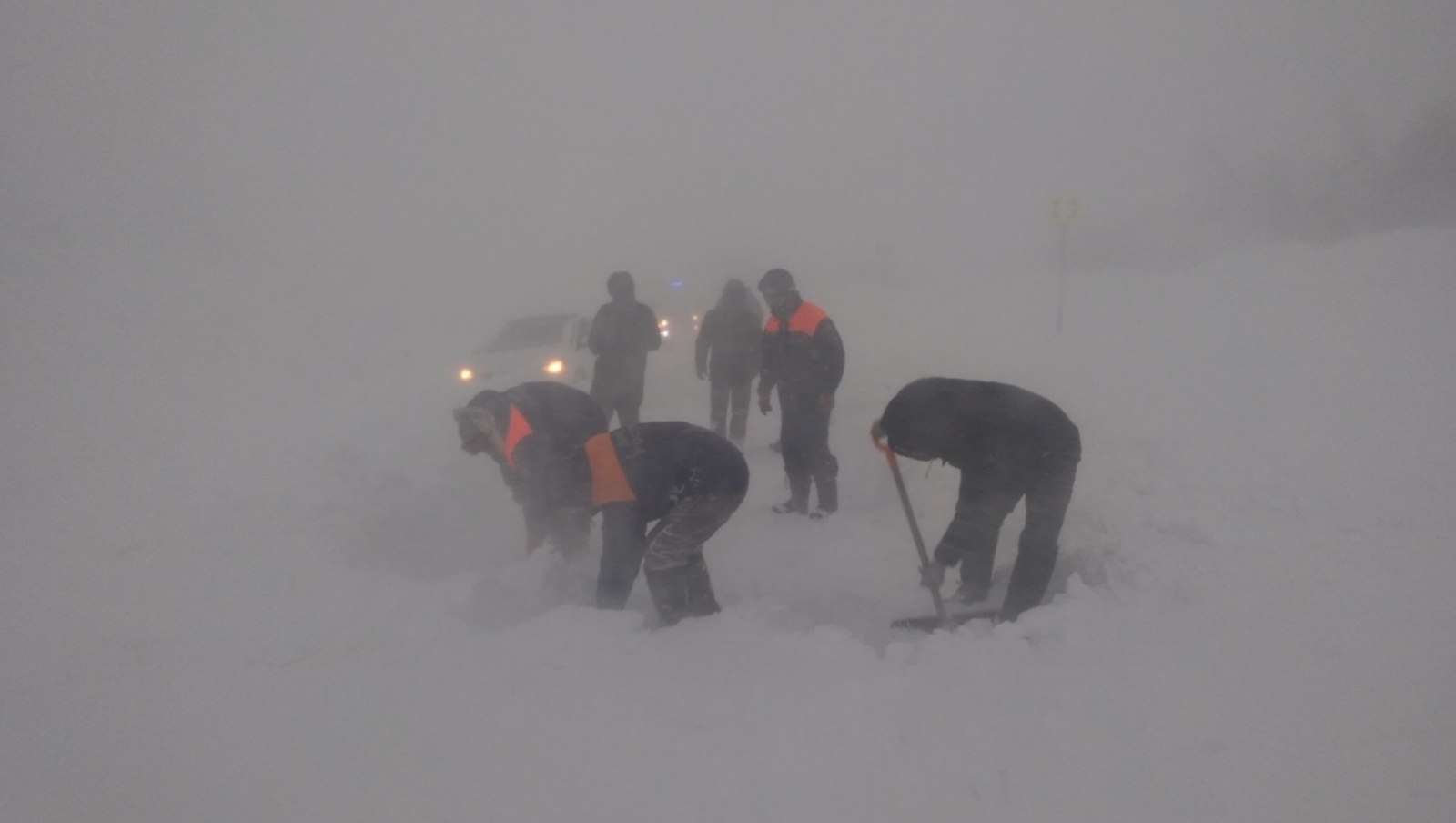 Резкое понижение температуры в Алматинской области: спасатели всю ночь вытаскивали людей из снежных заносов