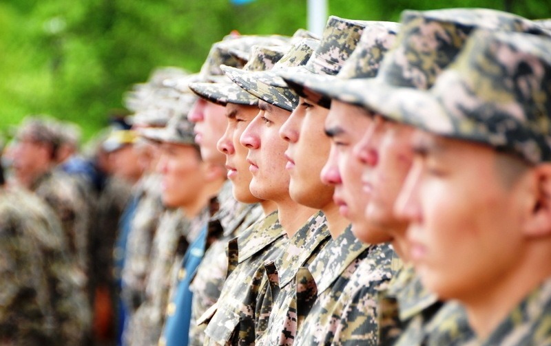 В армию казахстанцев будут призывать по SMS