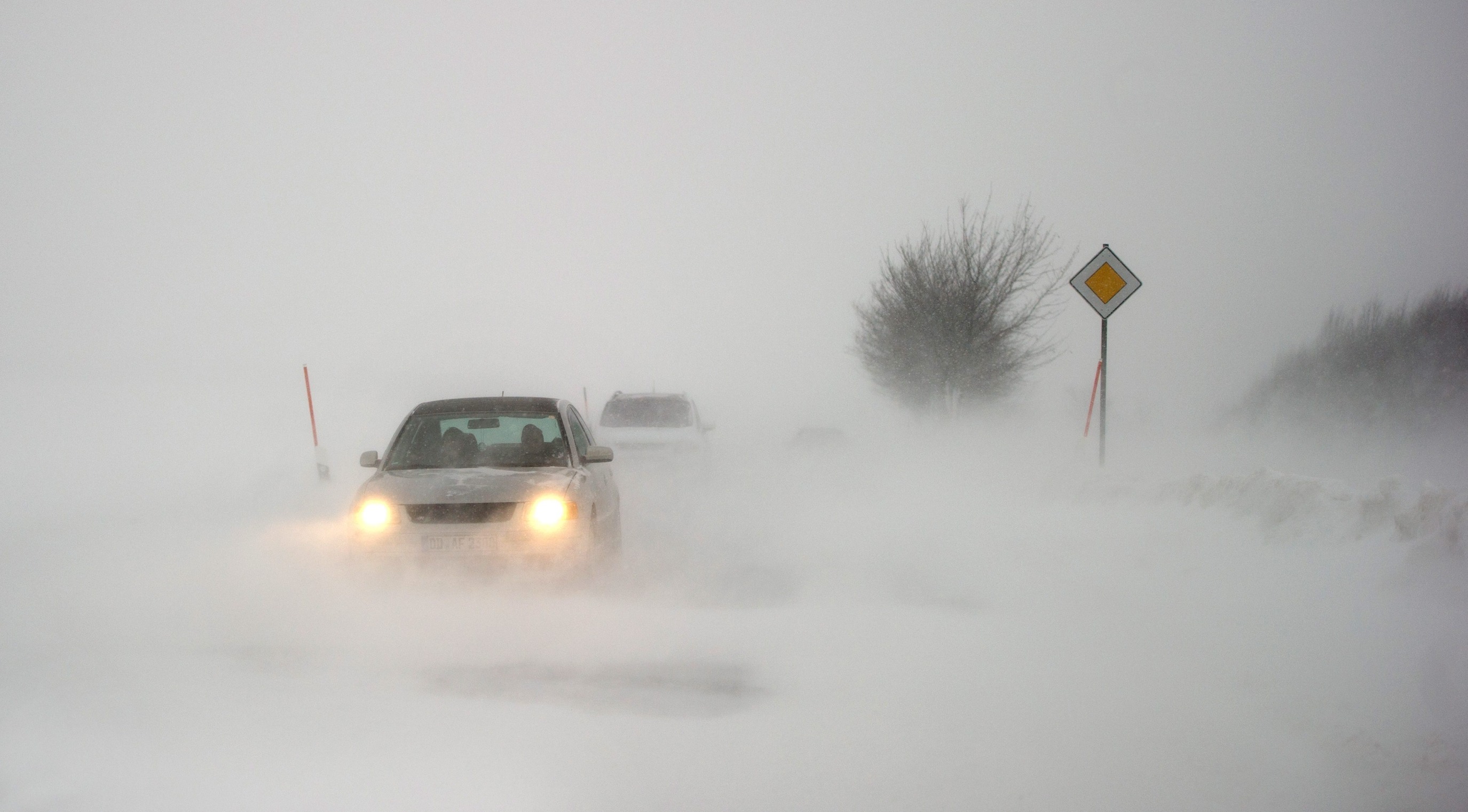 Несколько дорог закрыты в Алматинской области из-за бурана