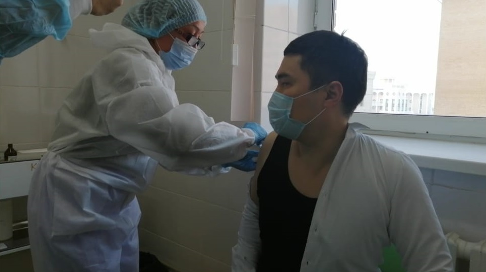 QR-коды присвоят казахстанцам после вакцинации от COVID-19