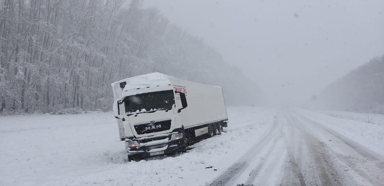 ЧС-ники Алматинской области спасли из снежного заноса белорусских дальнобойщиков