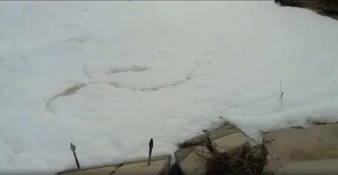 Вода в реке Усек Панфиловского района покрылась слоем белой пены
