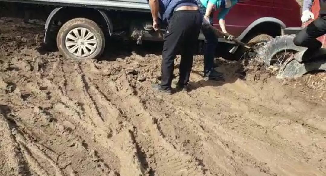 Заслуженные учителя и научные работники утопают в грязи в селе Кайнар