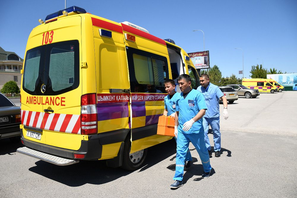 Вызвавший бригаду скорой помощи житель Енбекшиказахского района напал на медработников