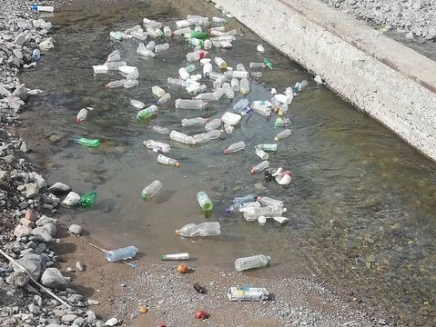 Есикский канал завален мусором