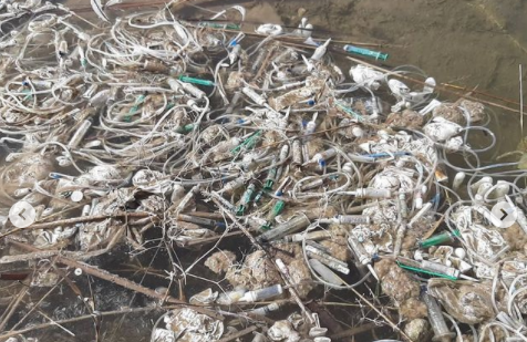 Тысячи использованных шприцев и систем оказались выброшены на побережье Капшагая