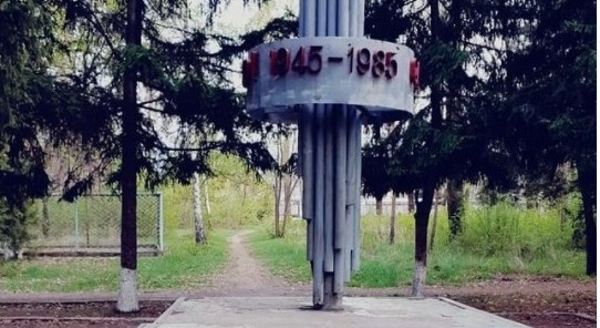 Стелла, возведенная к 50-летию Победы в ВОВ, в селе Алмалыбак в плачевном состоянии