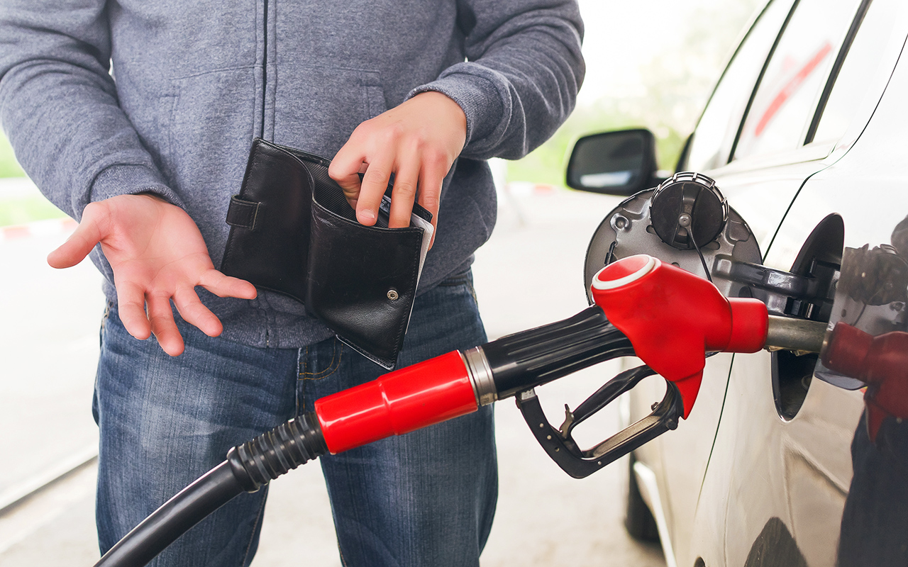 Почему подскочили цены на бензин
