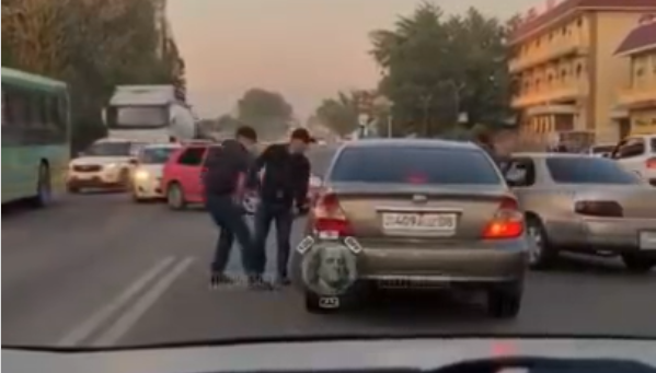Конфликт на трассе «Алматы-Талгар»: водитель выломал ручку и бил по стеклу