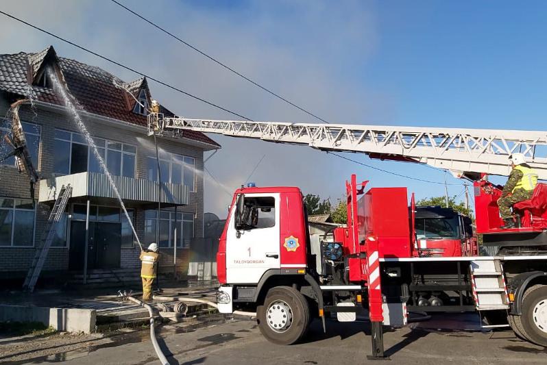 Четыре газовых баллона вынесли из горящего помещения в Талдыкоргане