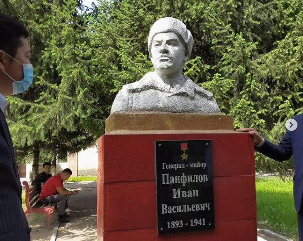 Памятник генералу Панфилову хотят перенести через дорогу в одноименном сельском округе