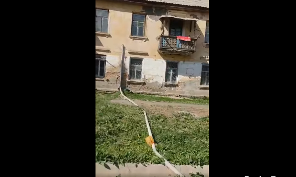 Жители многоквартирного дома в селе Сарыозек вывели канализационные трубы в арык
