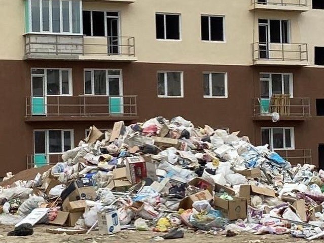 Новостройка в Талдыкоргане завалена мусором