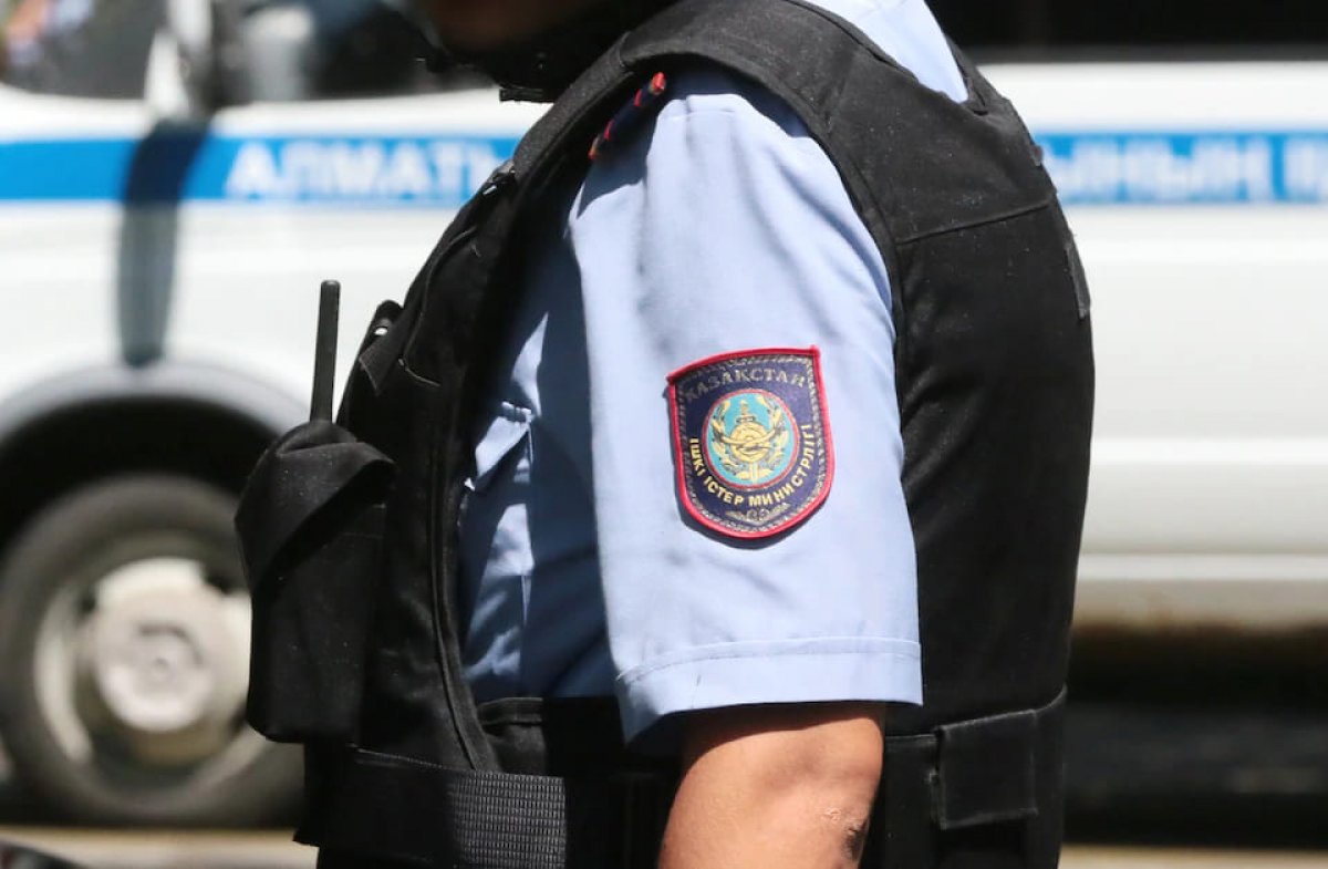 Полицейского обвинили в «избиении» продавца клубники в Енбекшиказахском районе