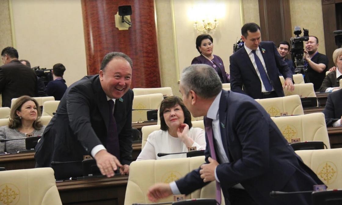 Депутаты парламента Казахстана ушли на двухмесячные каникулы