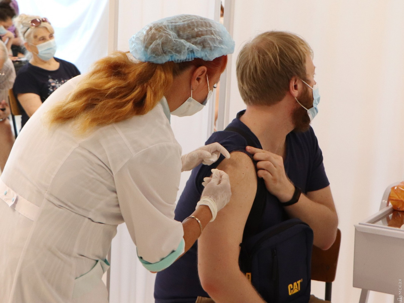 Работников сферы услуг в Казахстане обязали вакцинироваться до 15 июля