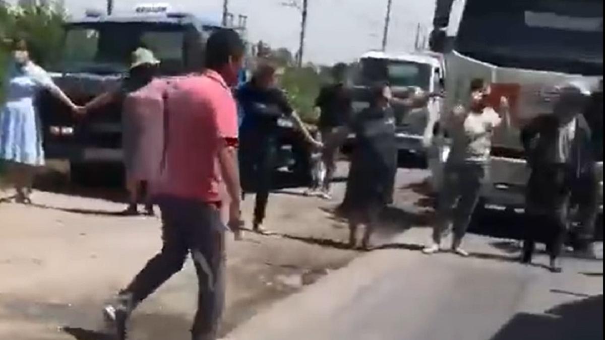 Сельчане в знак протеста перекрыли дорогу в Карасайском районе