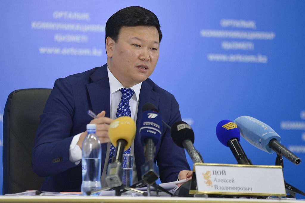 Ситуация критическая – глава Минздрава призвал казахстанцев не ждать других вакцин