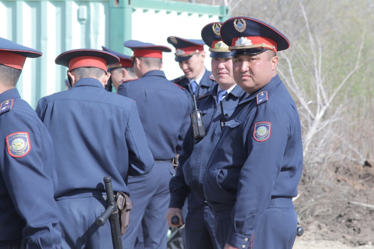 Полиция Казахстана проводит поквартирный обход