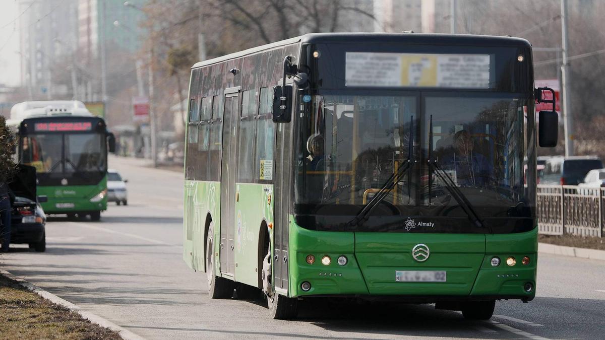 В Жандосово городской автобус сменил остановку из-за частника 