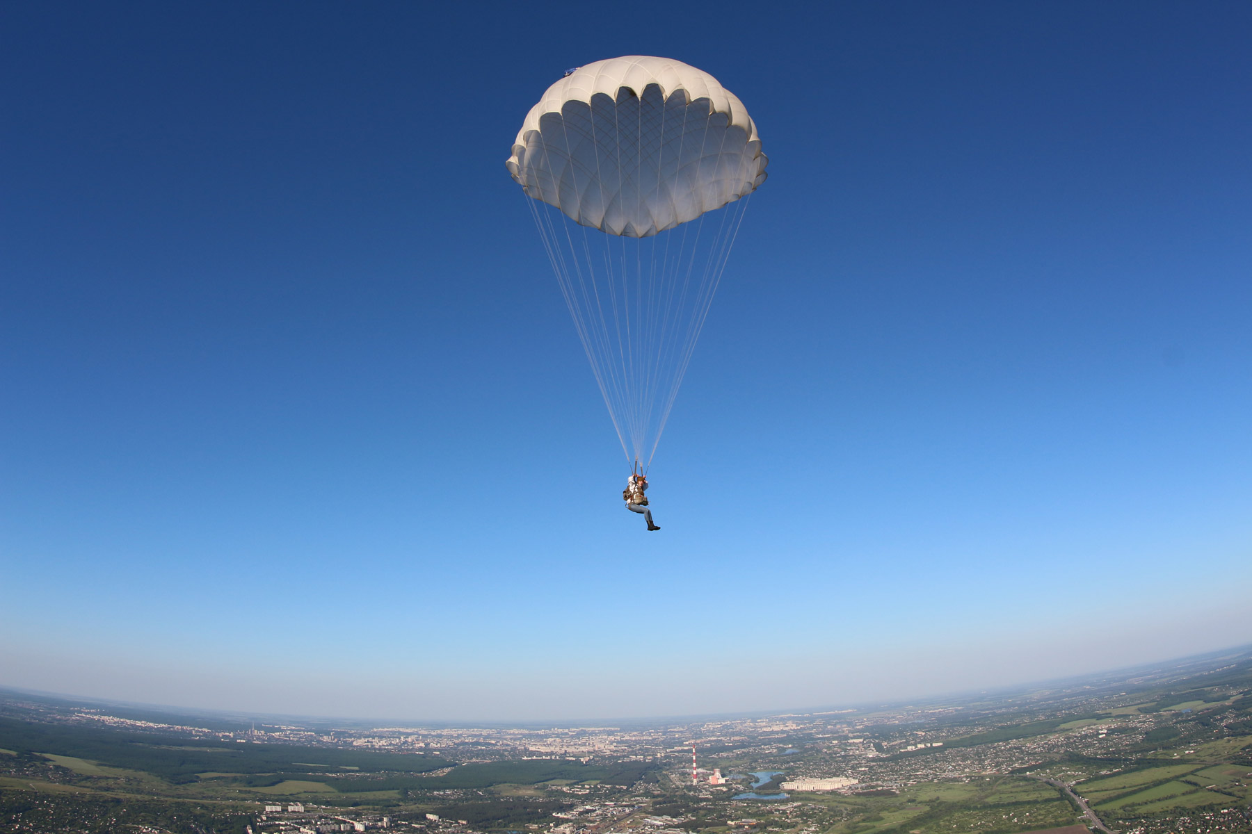 Военный погиб при прыжке с парашютом в Алматинской области