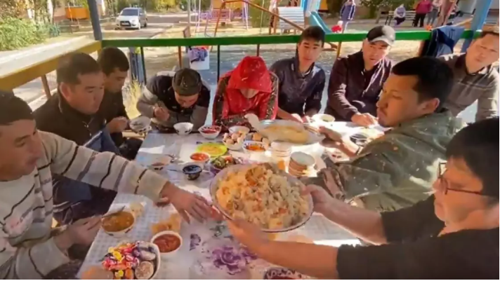 Закрасили окна квартир: после критики жители накормили строителей пловом в Талгаре