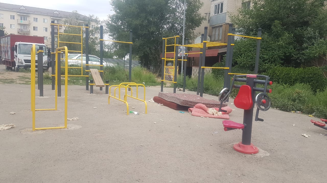 Женщина, которой сломали руки на детской площадке в Каскелене, вынуждена бежать от преследований 