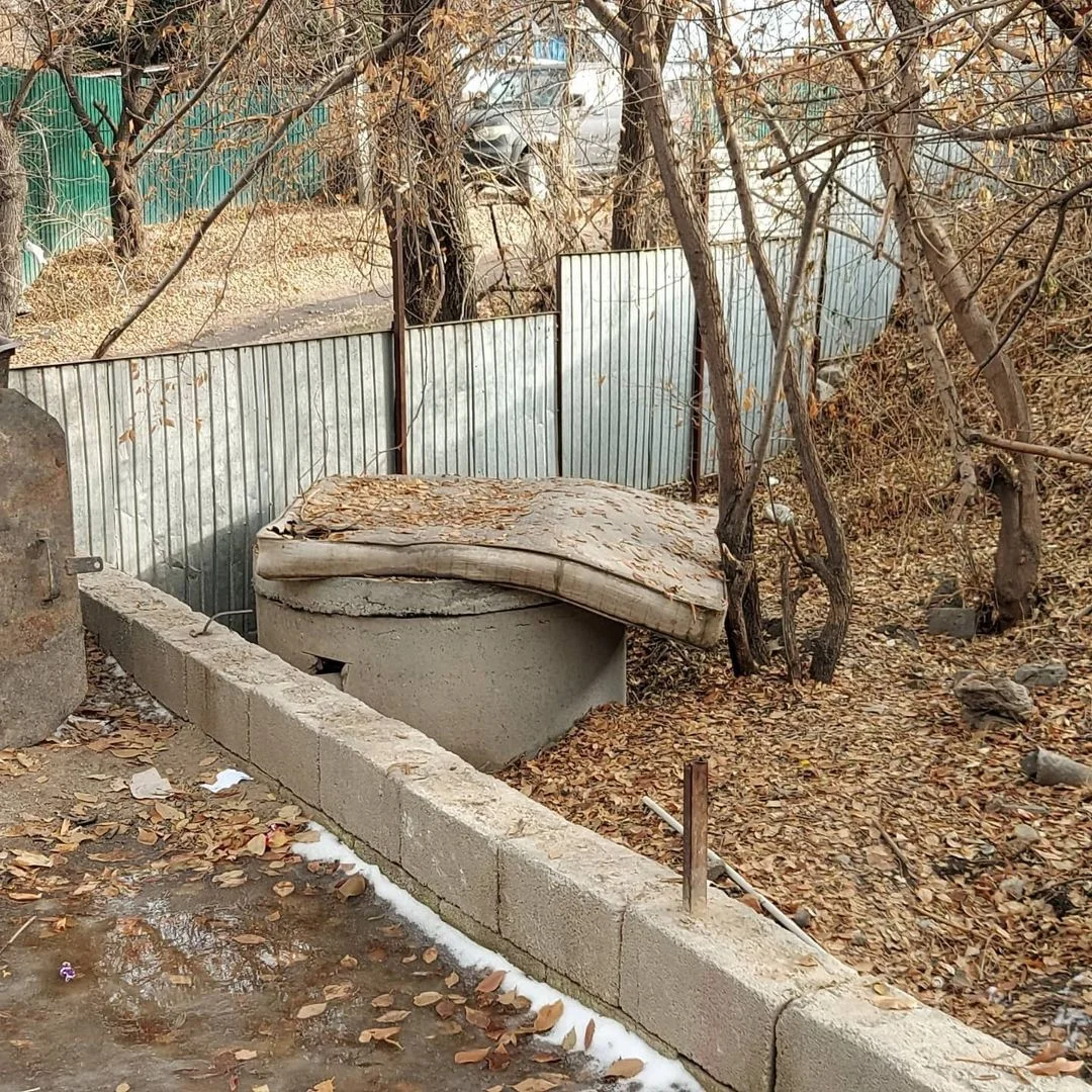 В Талгаре владелец общежития сливал септик в реку